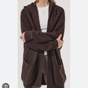 Pact Chocolate Hooded Cocoon Sweater Jacket
Size: X-Small/Small 100% Cotton